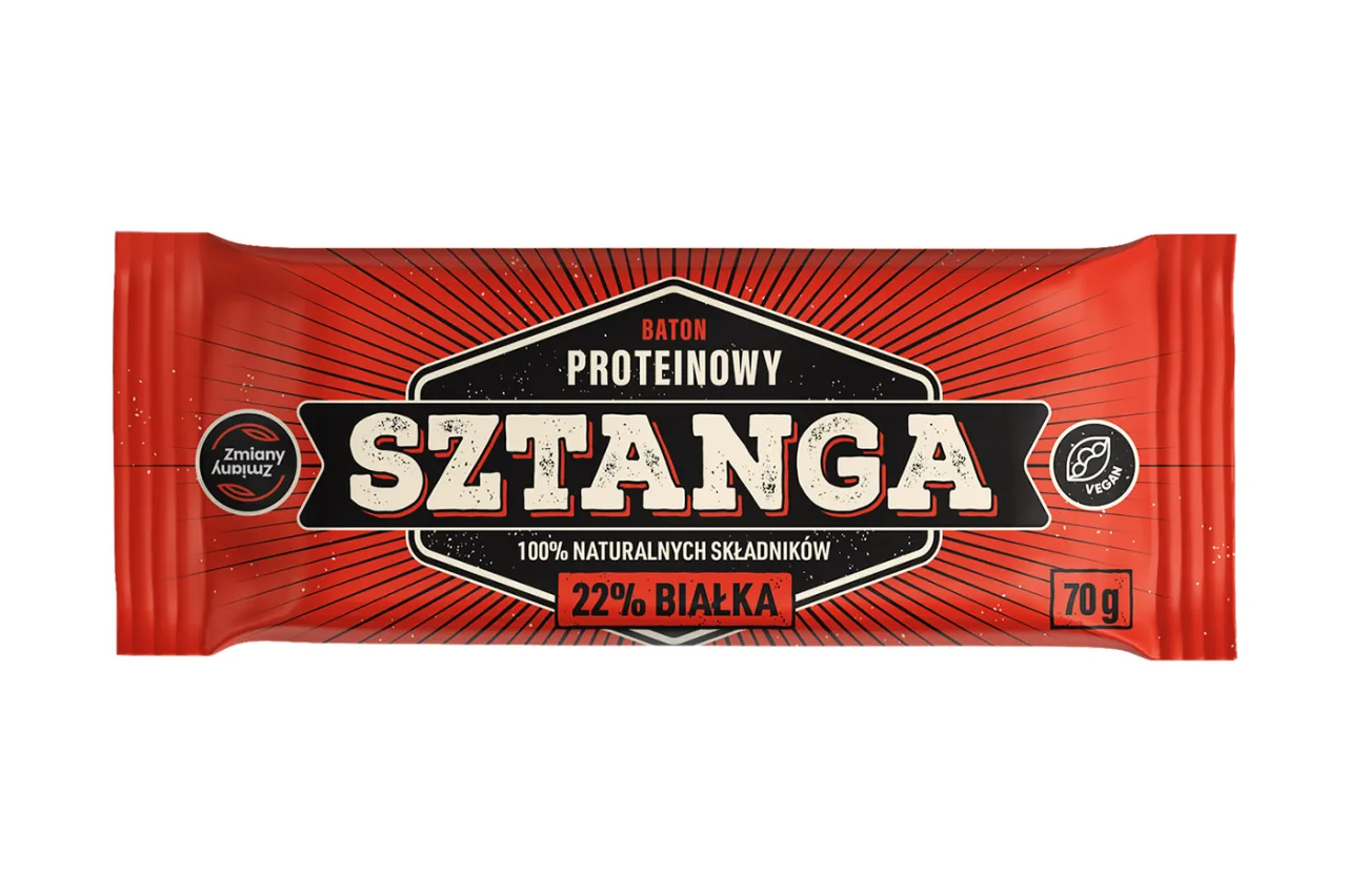 osoba wybierająca baton proteinowy w sklepie