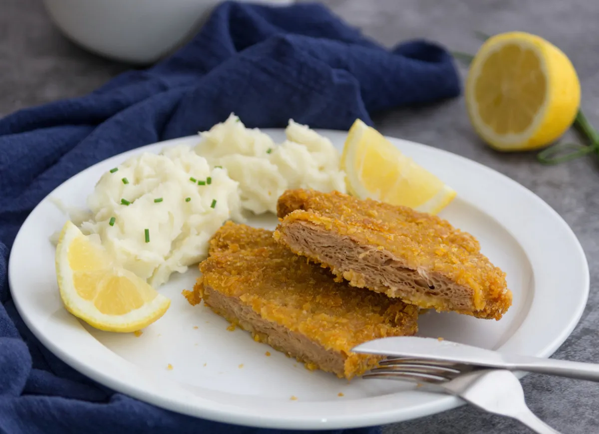 Pyszne kotlety sojowe w panierce z puree ziemniaczanym i cytryną. Idealny pomysł, jak zrobić kotlety sojowe na obiad.