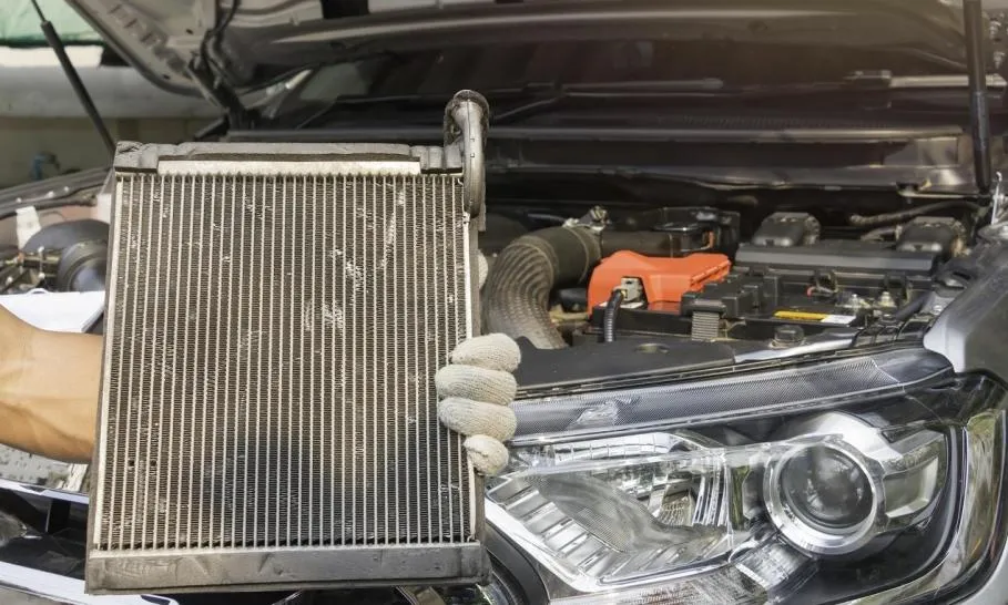 poważne uszkodzenie chłodnicy