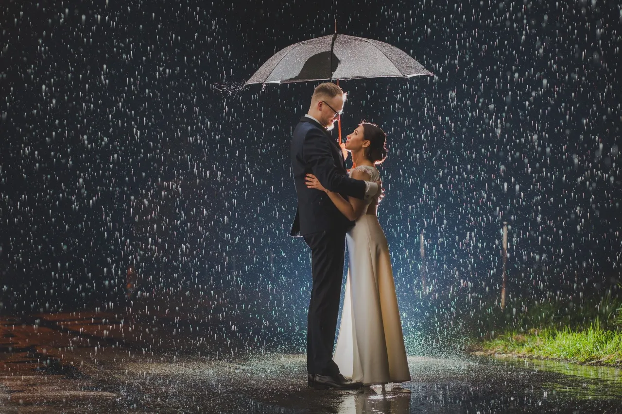 Romantyczna para w deszczu