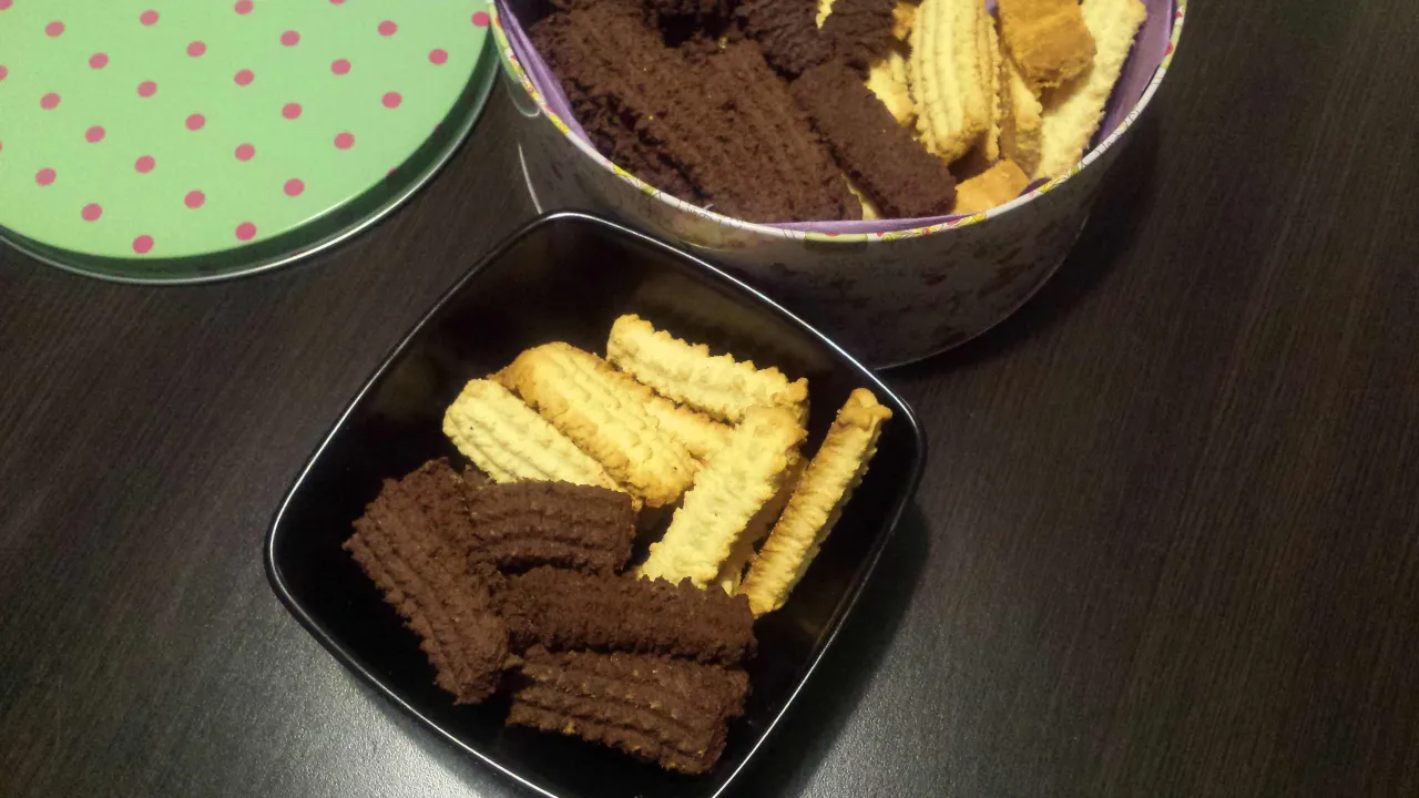 Gotowe ciastka z maszynki na kratce do studzenia