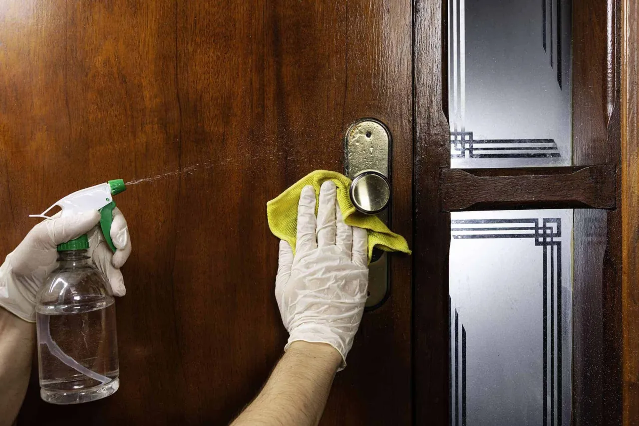 Uszkodzone drzwi z okleiny