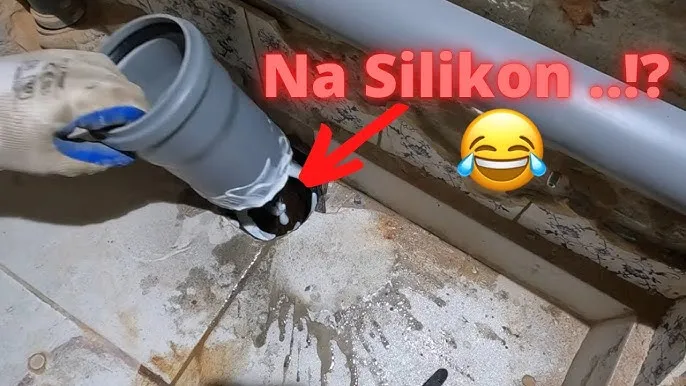 Prace remontowe w bloku, hydraulik montujący rury PCV, stare rury żeliwne i nowe rury plastikowe