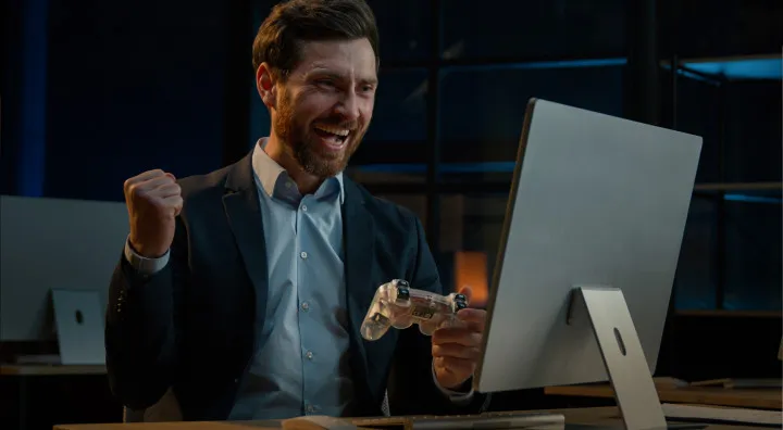 osoba pracująca, ucząca się i grająca na komputerze