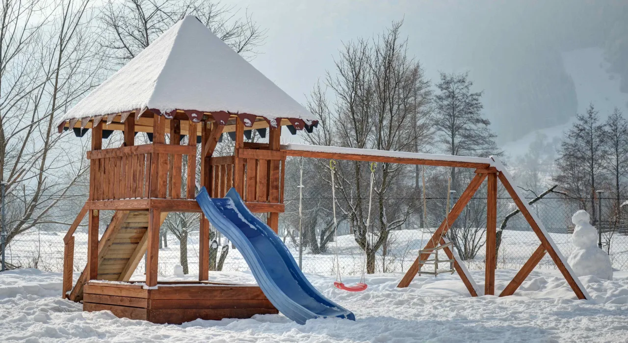 plac zabaw zimą oblodzone urządzenia