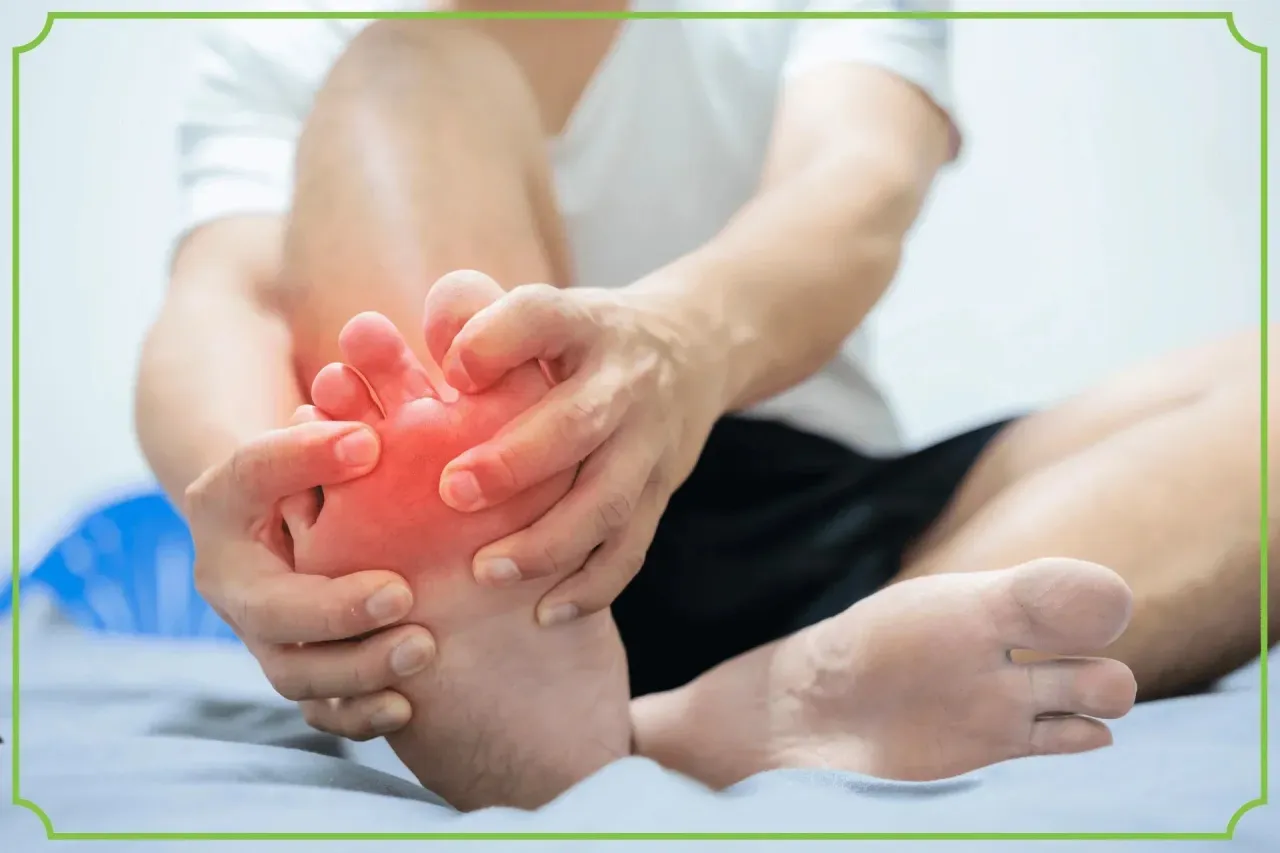 B&oacute;l stopy z zaczerwienieniem. Szukasz, jaki lek bez recepty na dnę moczanową pomoże Ci złagodzić objawy.