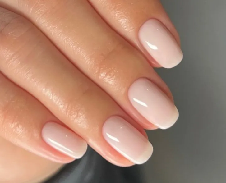 modne kolory paznokci wiosna 2026 pastele nude chrom