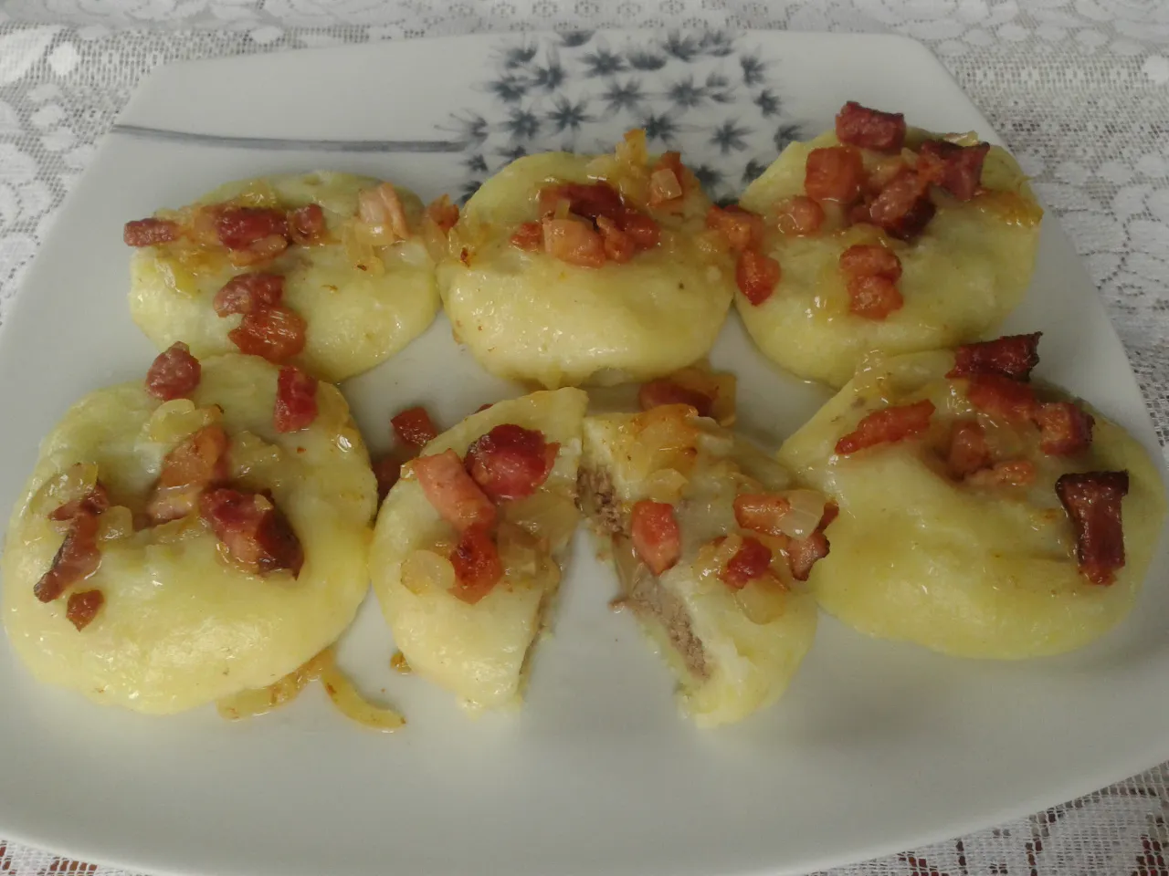 Kluski ziemniaczane z okrasą z boczku i cebuli