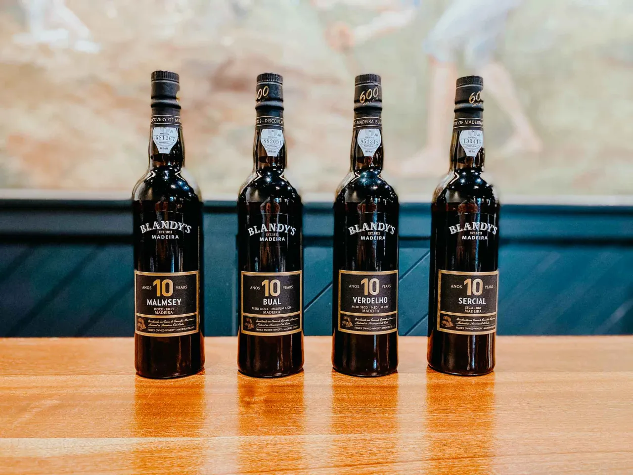 Wino Madera butelki i kieliszki