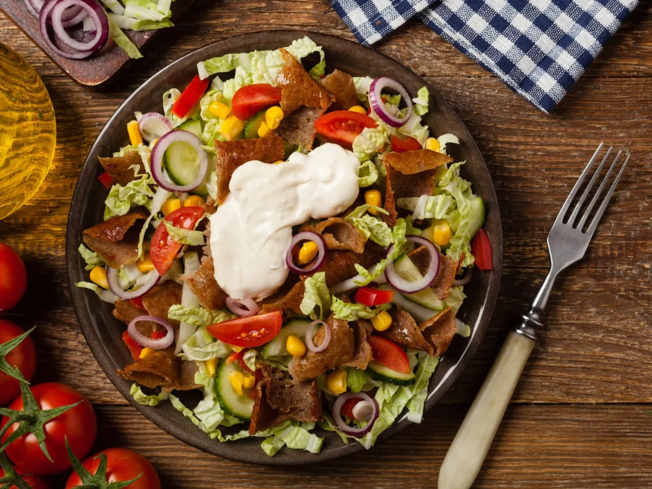 Zdjęcie Jak zrobić sałatkę gyros - prosty przepis na pyszne danie na imprezę