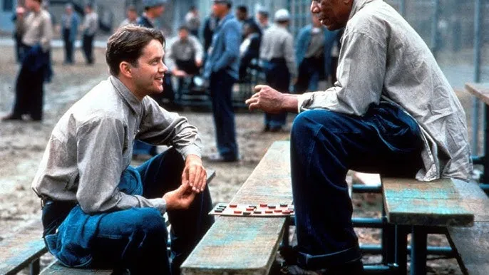 Ikoniczne sceny z film&oacute;w o silnych bohaterach, np. 