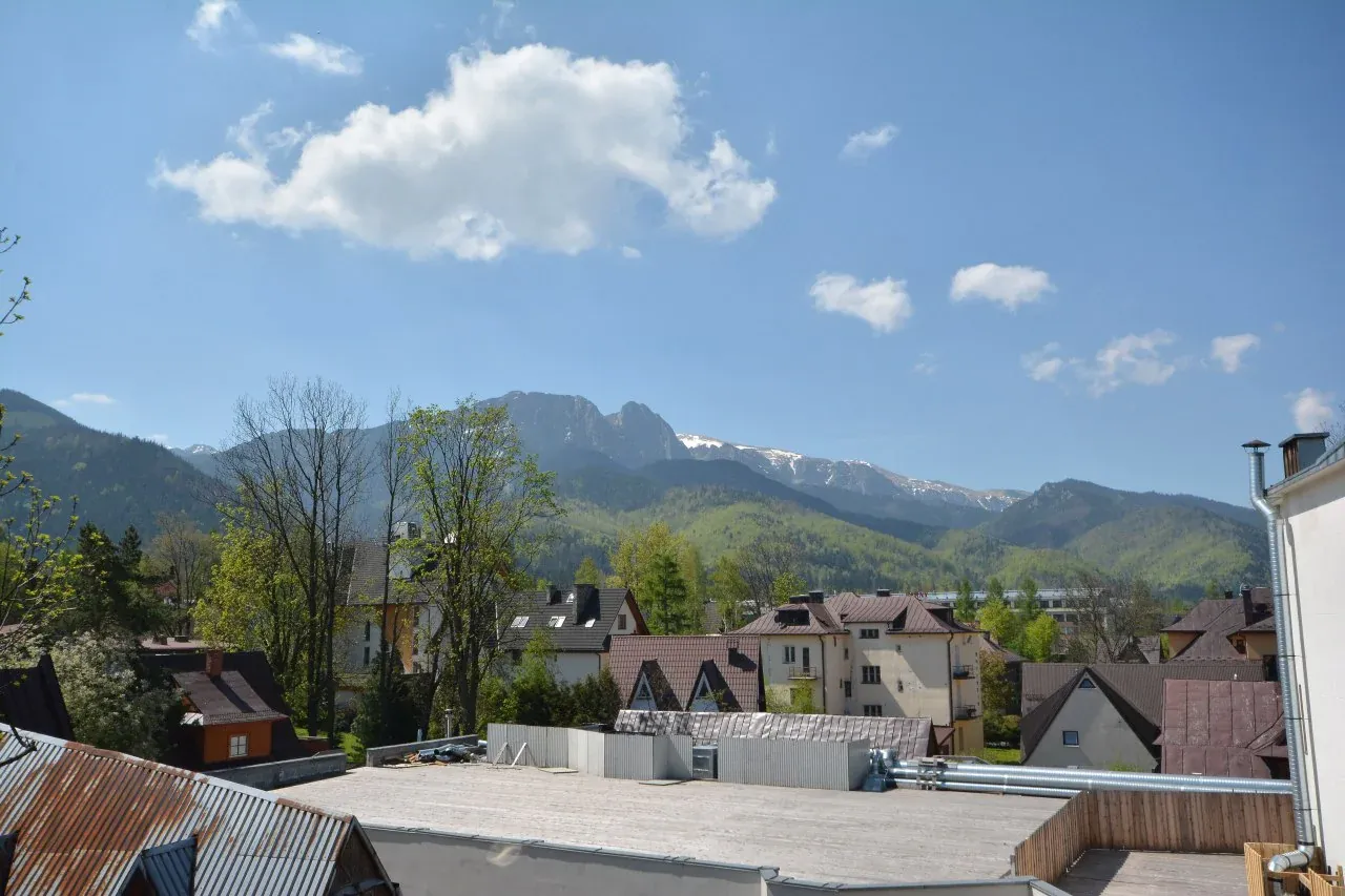 Nowa bac&oacute;wka Zakopane og&oacute;lny widok na g&oacute;ry i bac&oacute;wkę