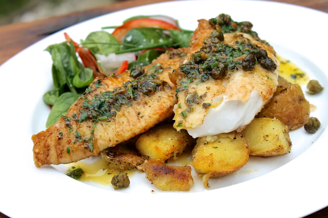 Smażony łosoś na patelni