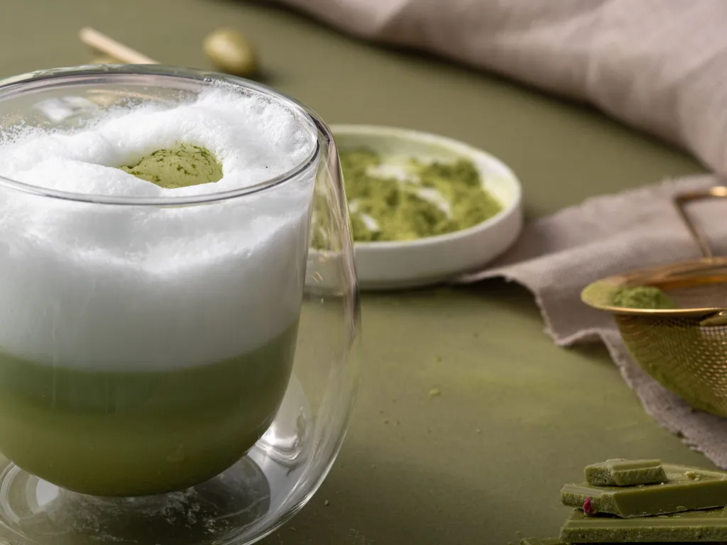 Matcha latte z pianką w szklance