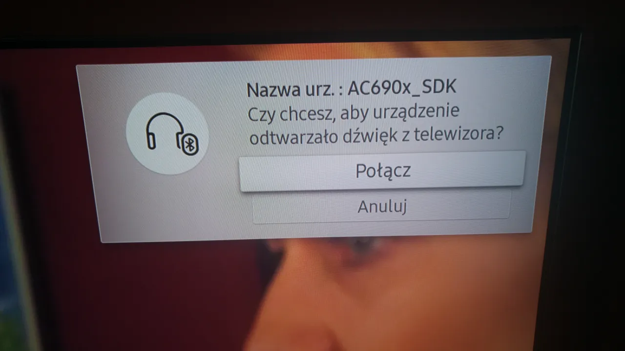 Na ekranie telewizora Samsung komunikat o połączeniu urządzenia Bluetooth. Szukasz wejścia na słuchawki?