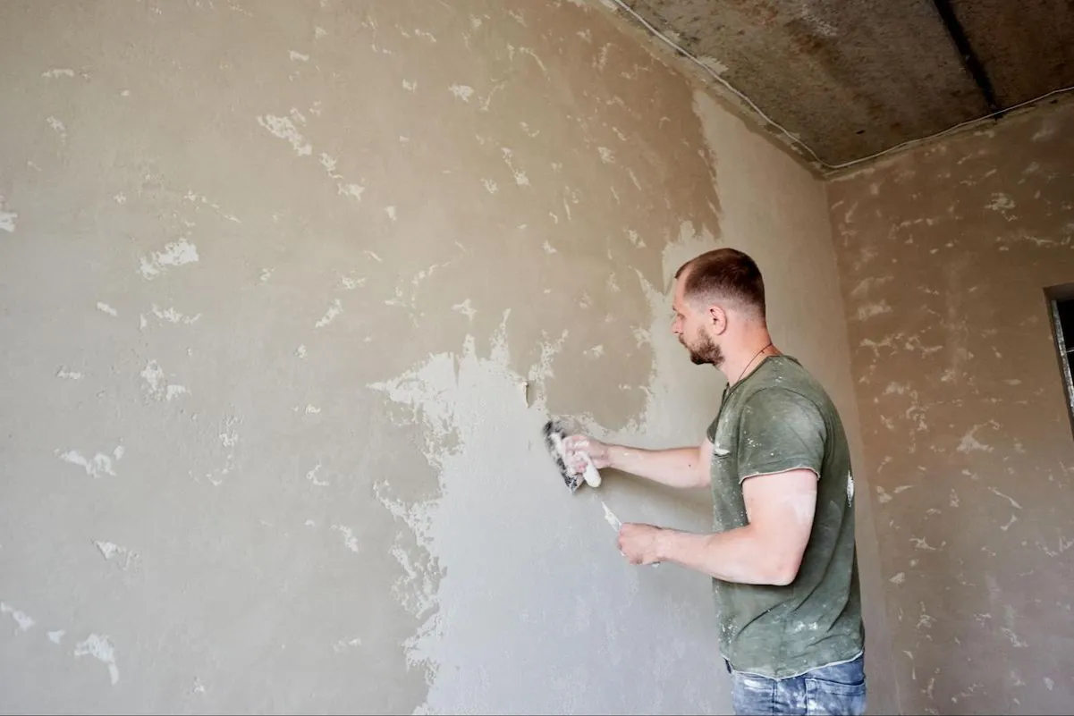 przygotowanie tynku cementowego pod tapetę