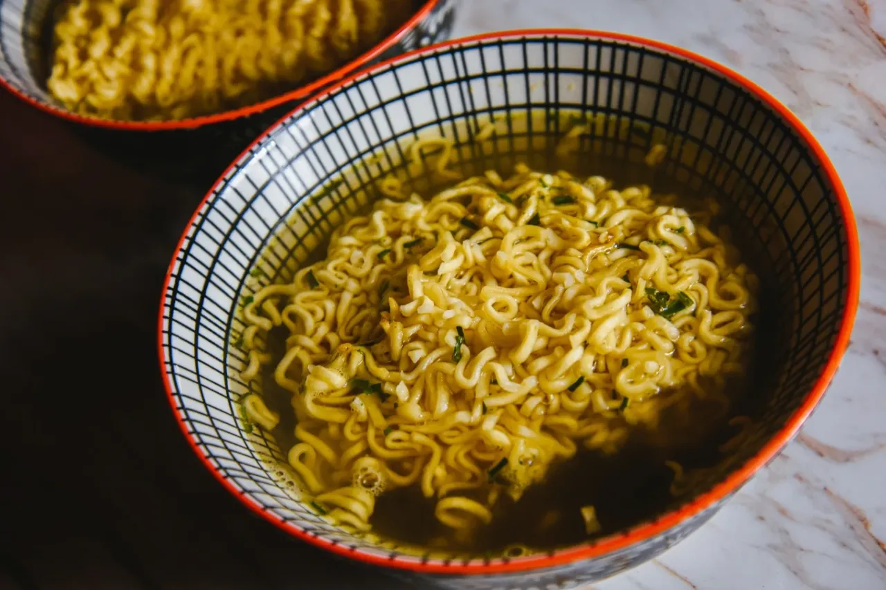 Negatywne skutki jedzenia zupek instant