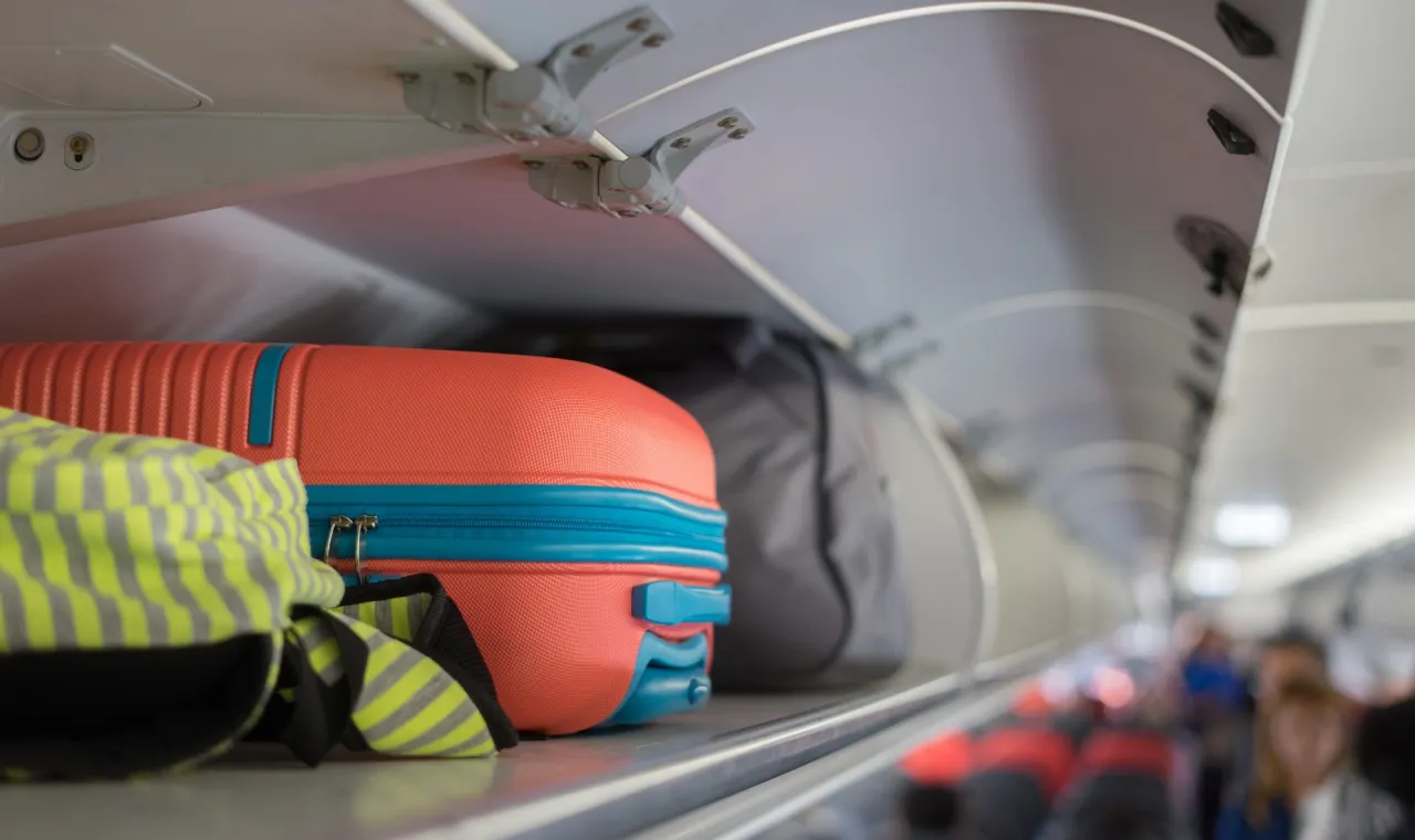 przew&oacute;z obrazu samolotem bagaż podręczny rejestrowany