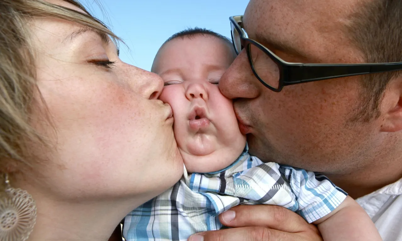 młodzi rodzice z dzieckiem bezrobotni studenci