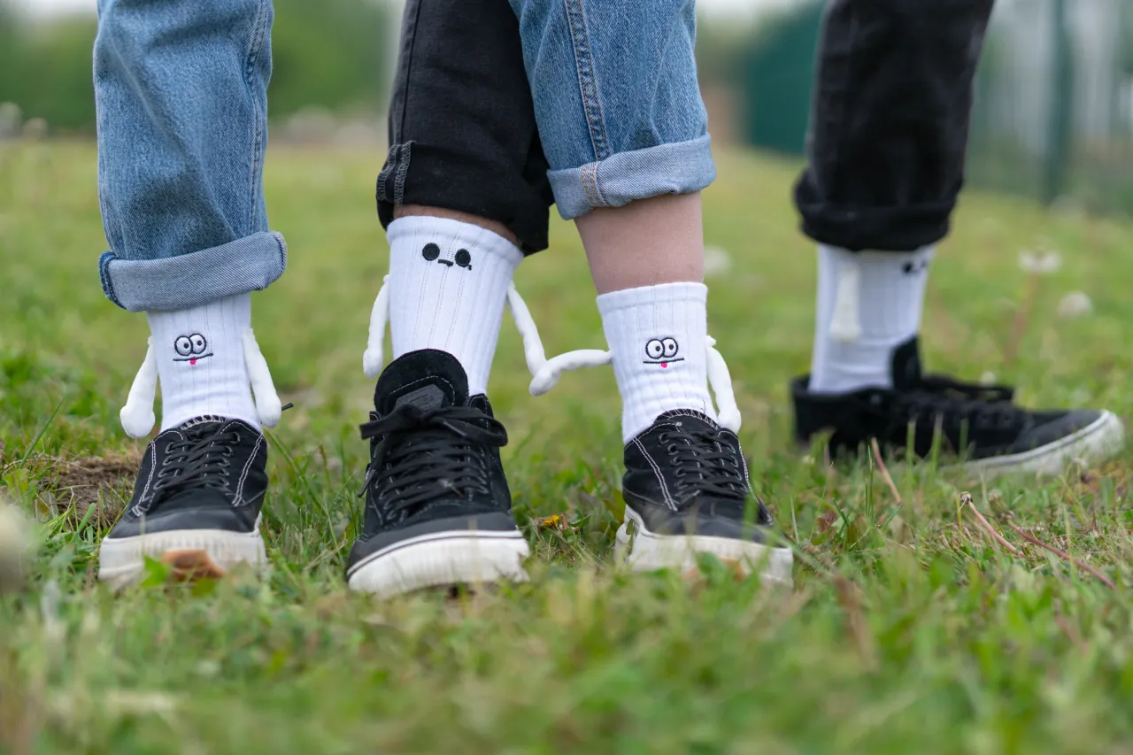 czarne adidasy białe skarpetki stylizacje streetwear