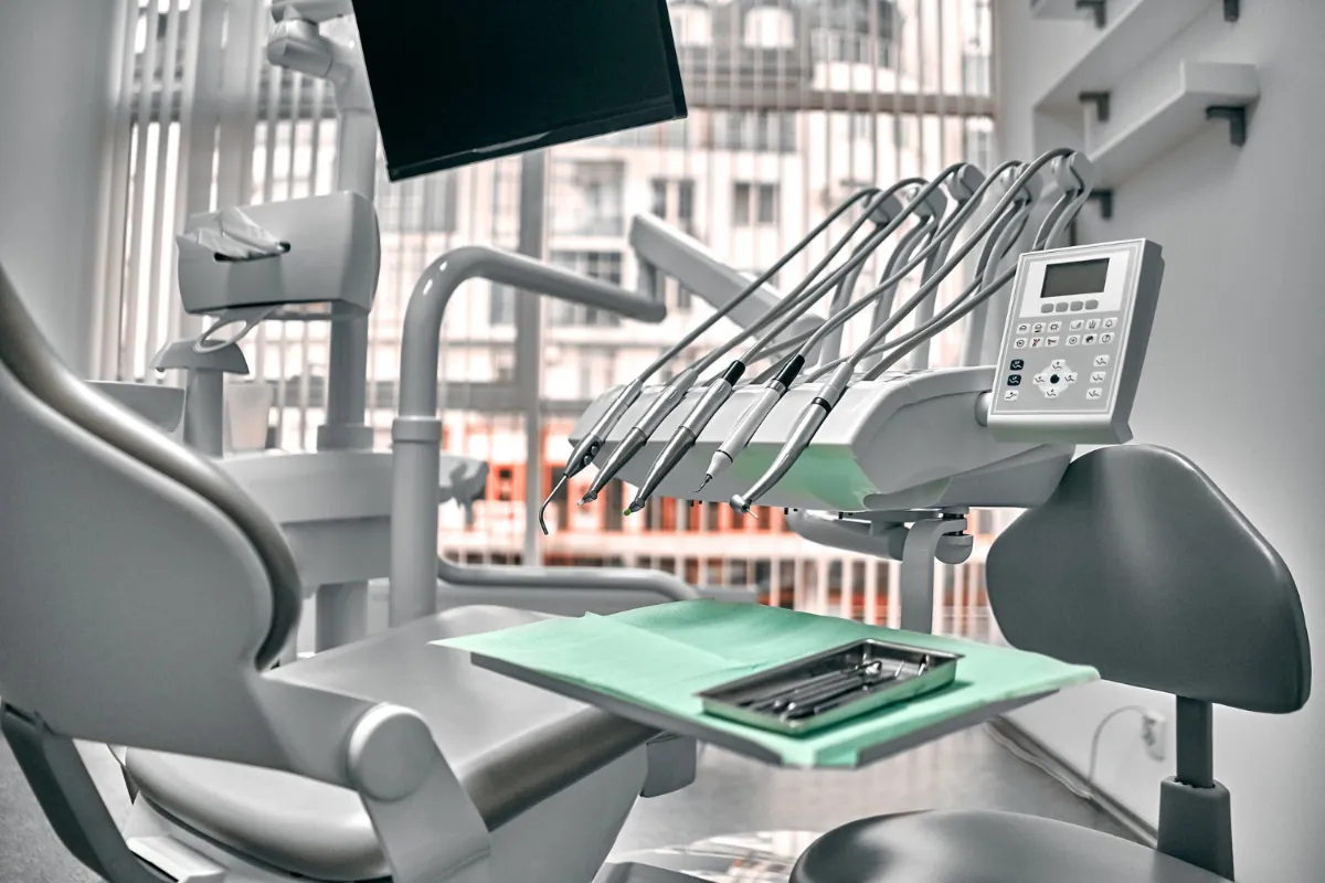 Nowoczesny gabinet stomatologiczny, bezpieczna wizyta u dentysty, środki ochrony w gabinecie