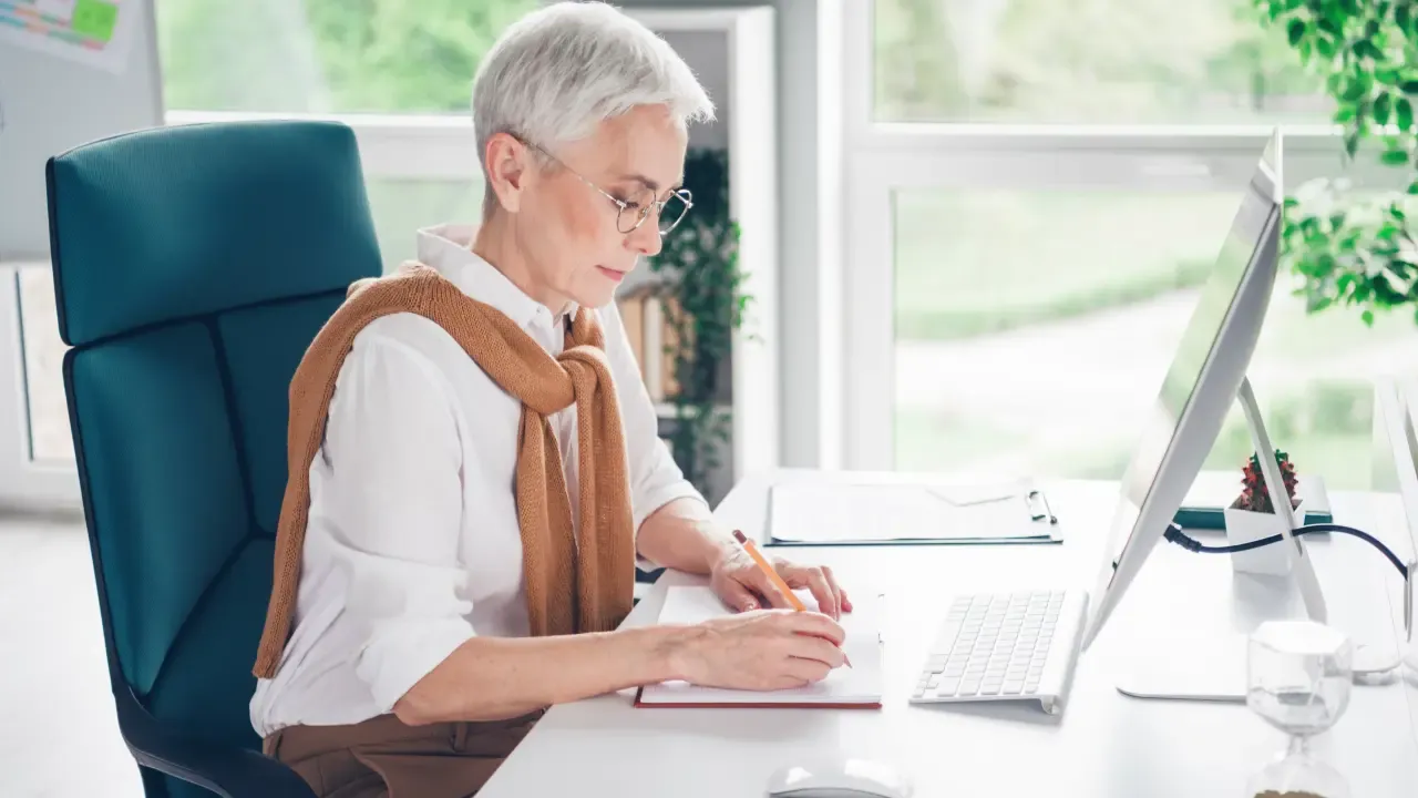 Pracownik w wieku przedemerytalnym w biurze