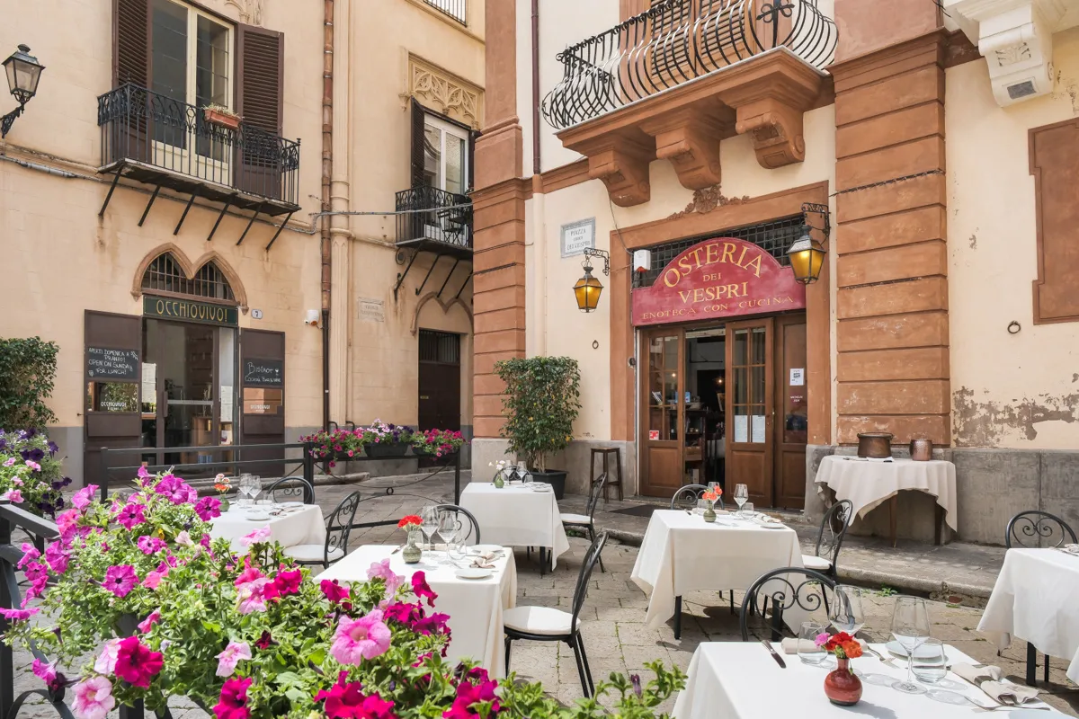 Interni e piatti tipici Osteria dei Vespri Palermo