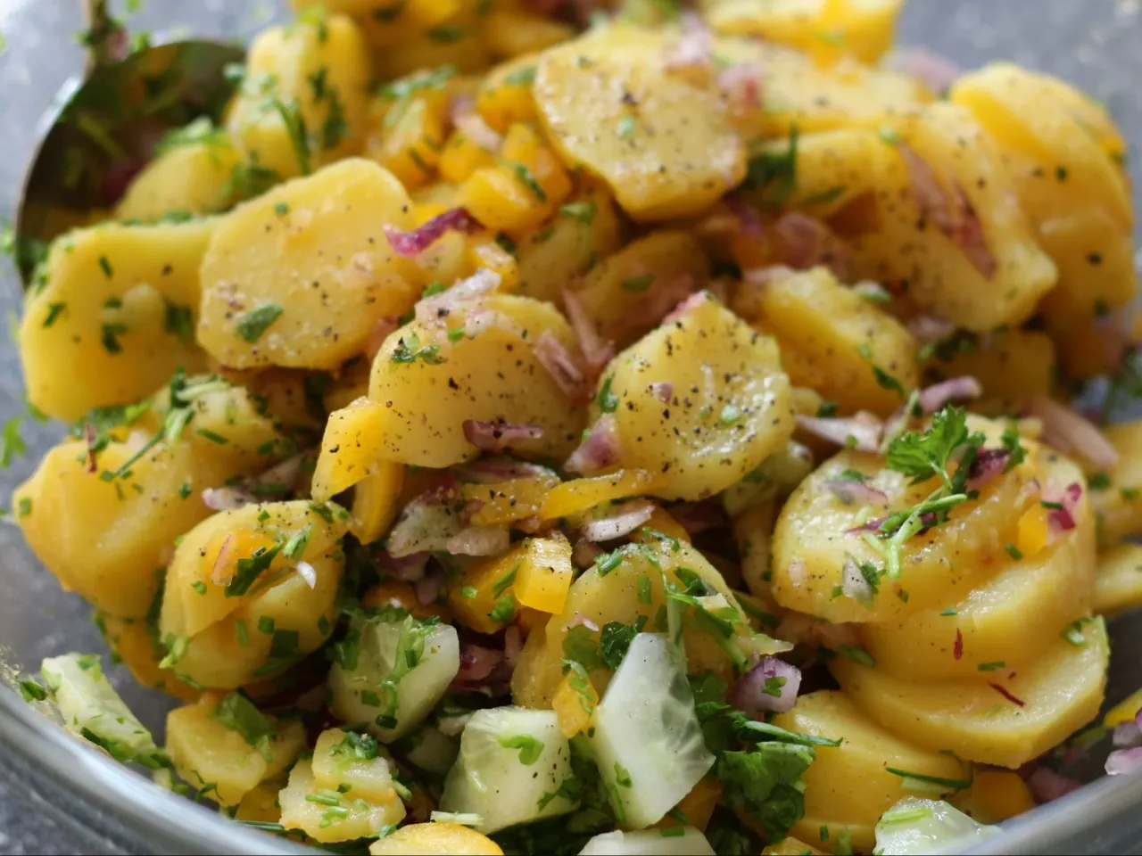 Pyszna sałatka ziemniaczana z ogórkiem, papryką i cebulą, idealna na grilla.