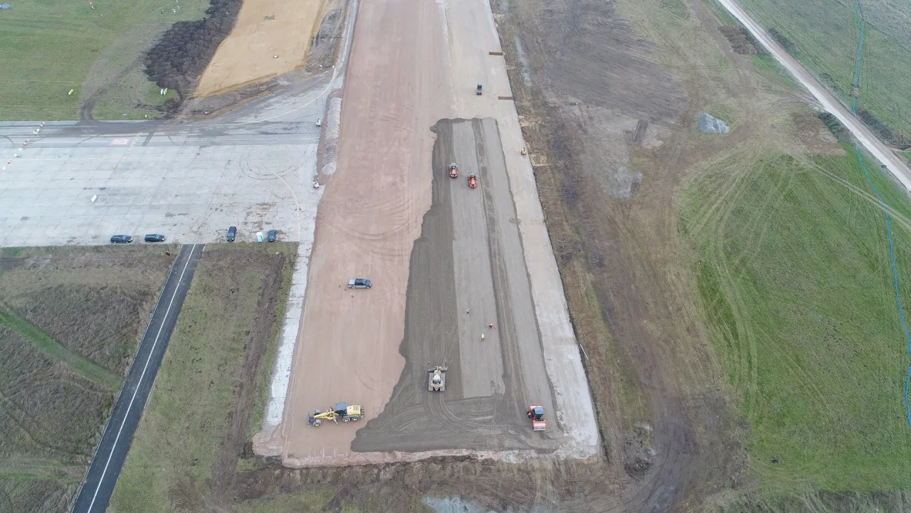 Modernizacja lotniska Radom droga startowa