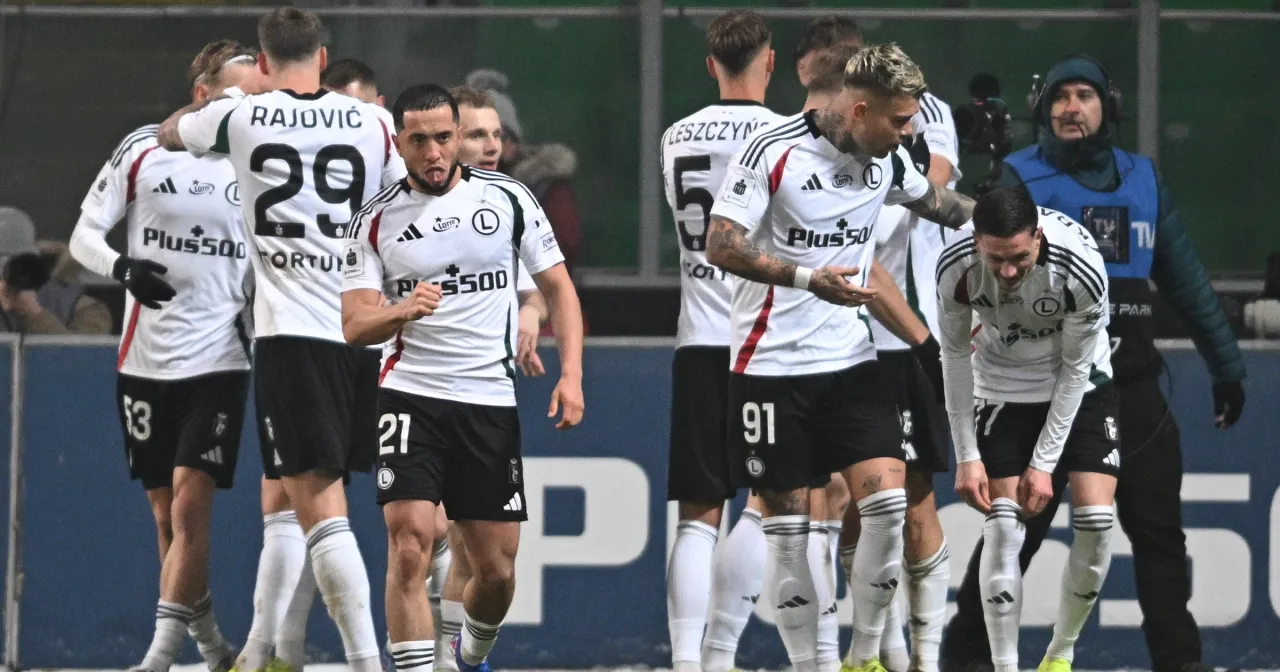 Piłkarze Legii świętują. Ciekawe, ile zarabia piłkarz Legii za takie emocje.