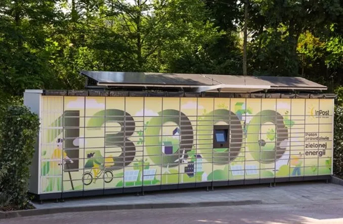Autonomiczny Paczkomat InPost z panelami fotowoltaicznymi