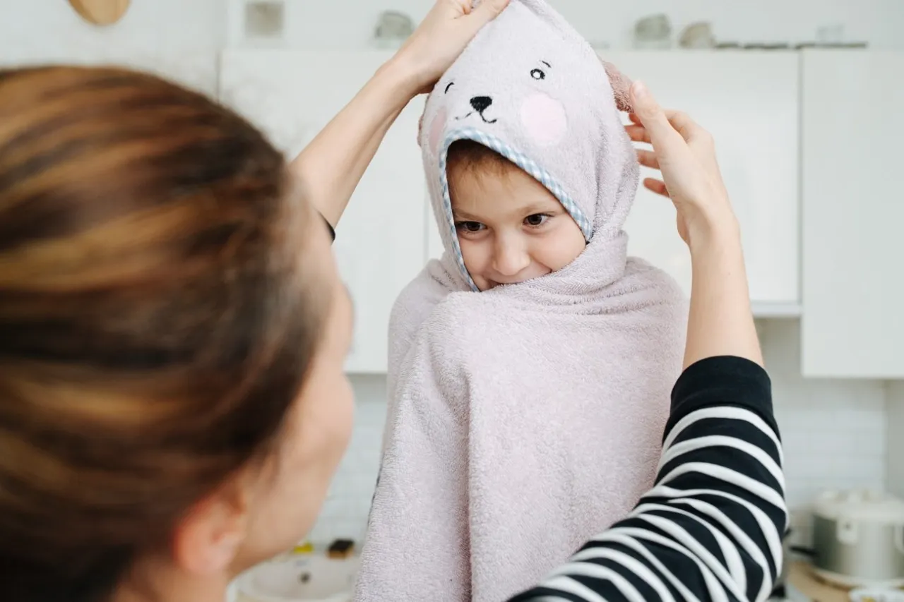 dziecko w wannie z delikatnym ręcznikiem