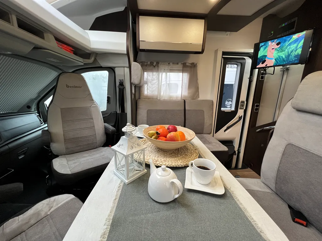 Kamper z dodatkowym wyposażeniem: rowery, grill, stolik