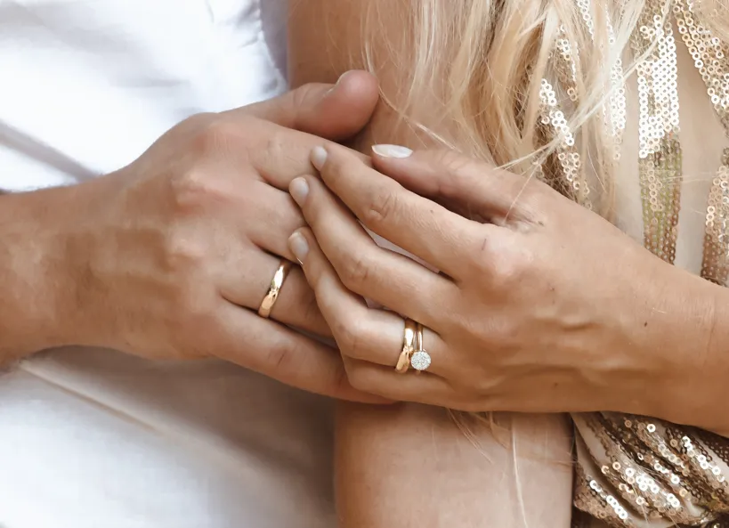 Obrączki ślubne na dłoniach