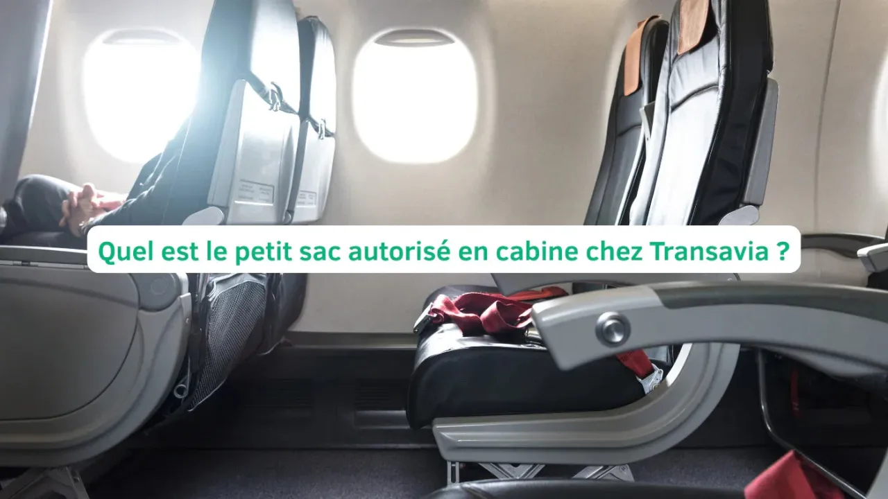 personne plaçant un petit sac sous un siège d'avion Transavia