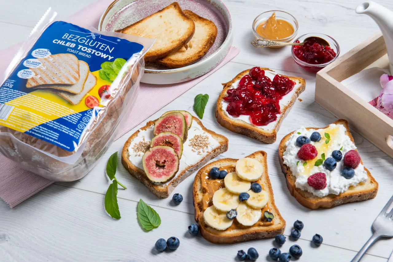 Pyszne propozycje na śniadanie z chleba bezglutenowego. Oto inspirujące dieta bezglutenowa przepisy na tosty z owocami, dżemem i kremem.