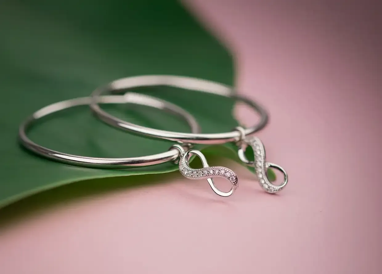 Dwa srebrne bransoletki z zawieszkami w kształcie symbolu nieskończoności znaczenie.