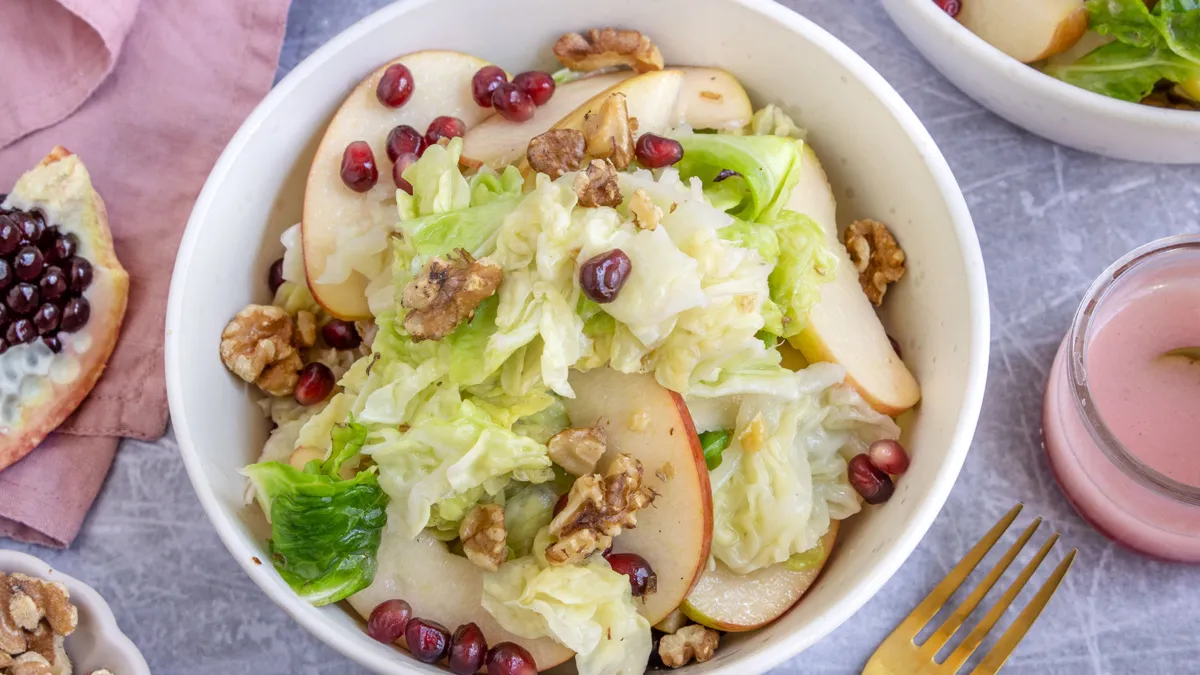 Wirsingsalat mit Apfel und Walnuss Rezept