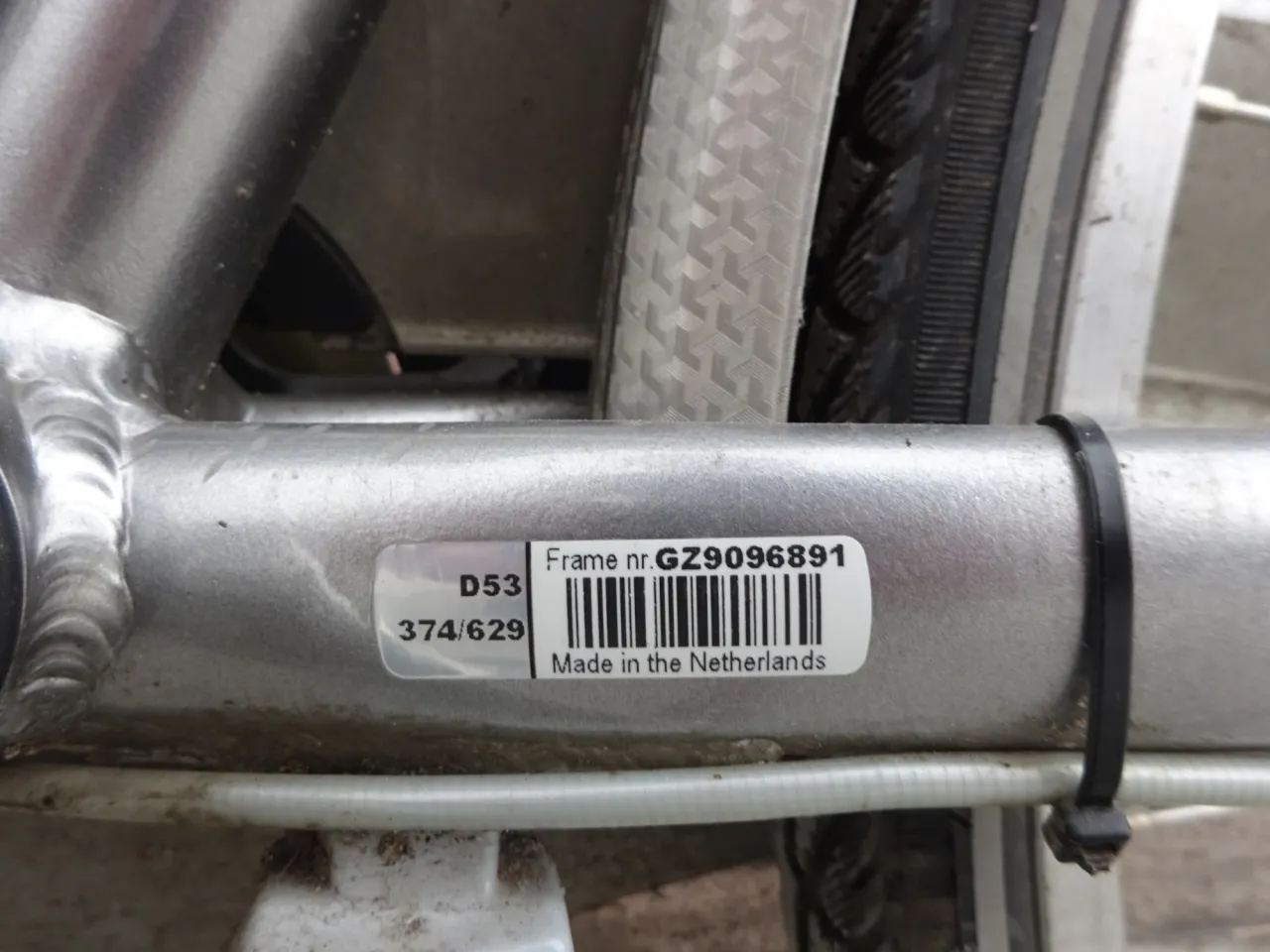 Naklejka na ramie roweru z numerem GZ9096891. D53 374/629. Made in the Netherlands. Tak sprawdzisz rok produkcji roweru.