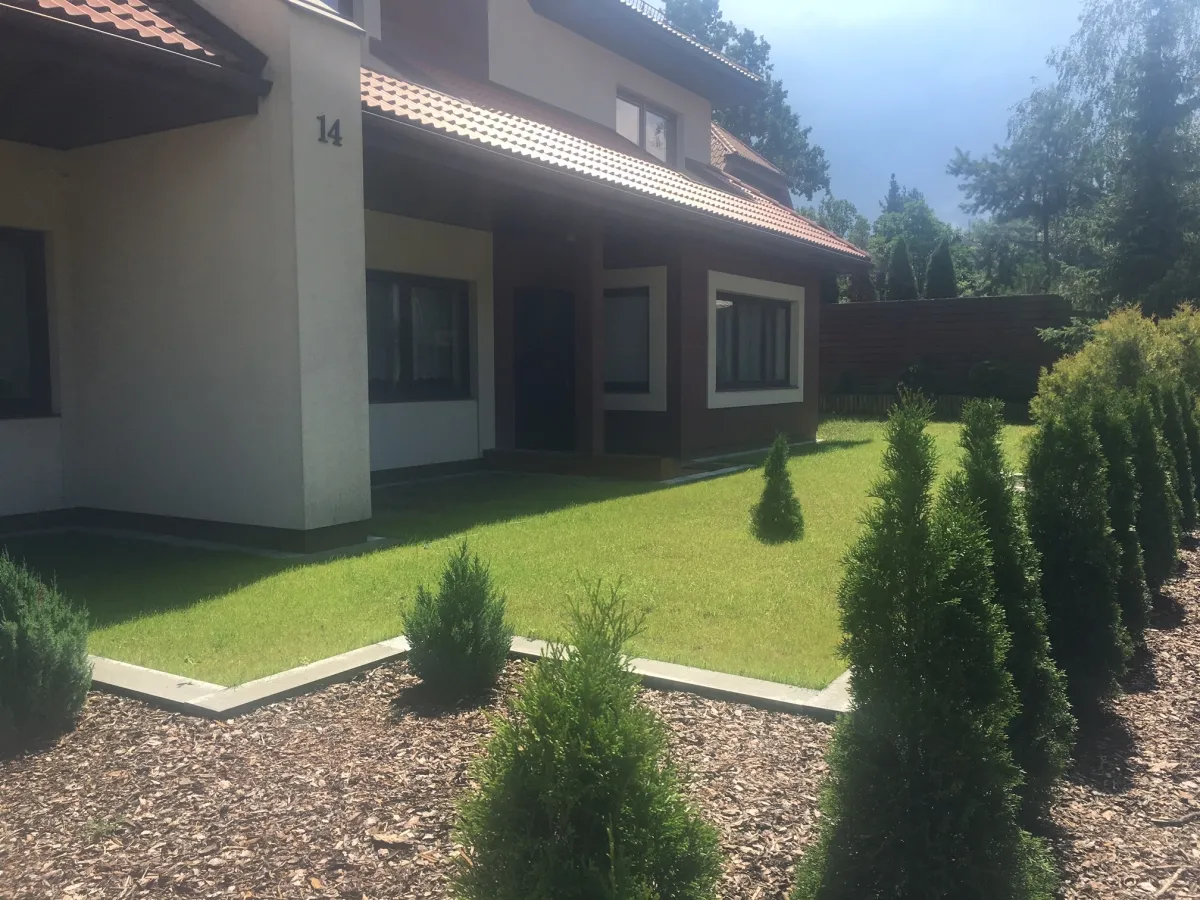 Dom Opieki Optima Halinów budynek z ogrodem