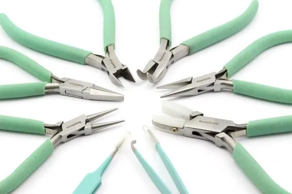 Narzędzia i składniki do czyszczenia sztucznej biżuterii