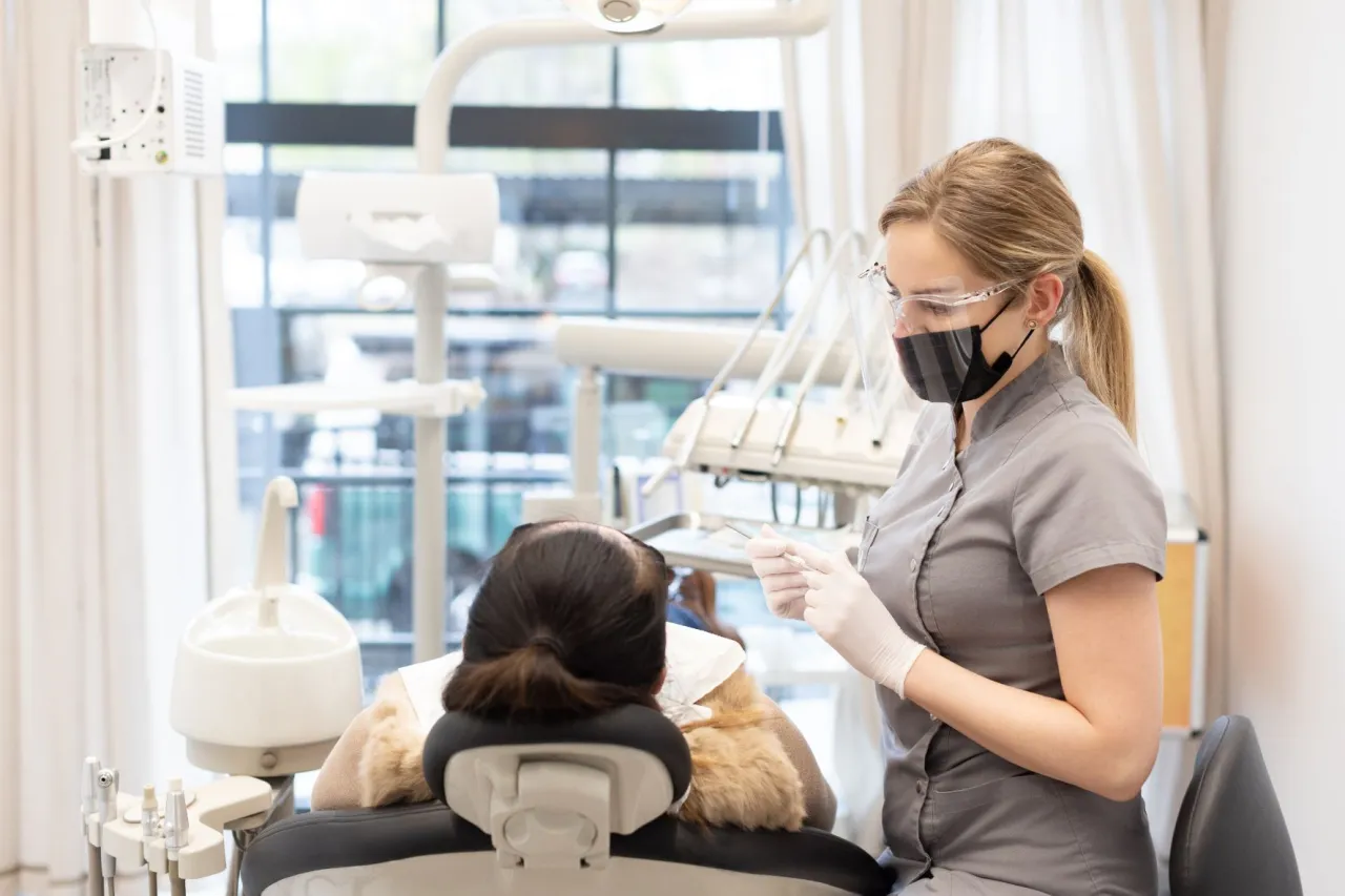 Zdjęcie Uczulenie na znieczulenie u dentysty objawy: jak je rozpoznać i unikać