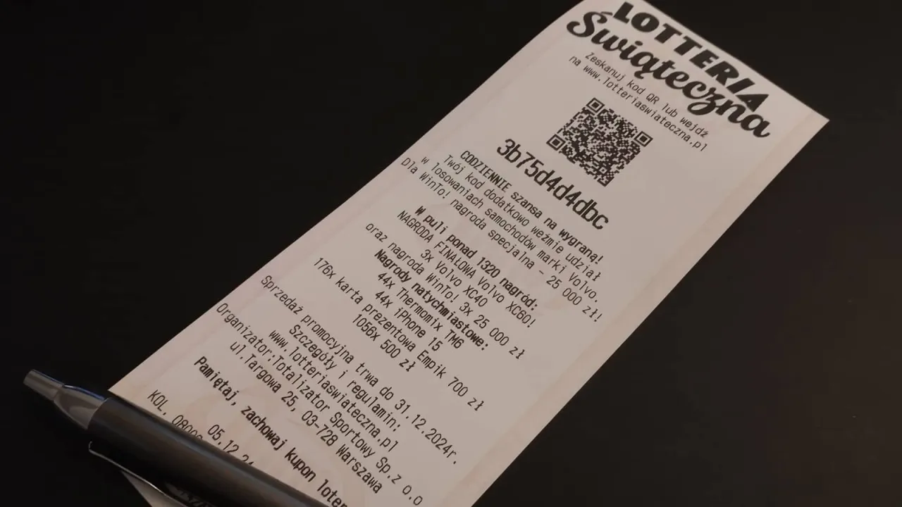 Kupon loterii świątecznej z kodem QR i informacją o nagrodach: 3x Volvo XC40, 44x iPhone 15, 1056x karty podarunkowe.