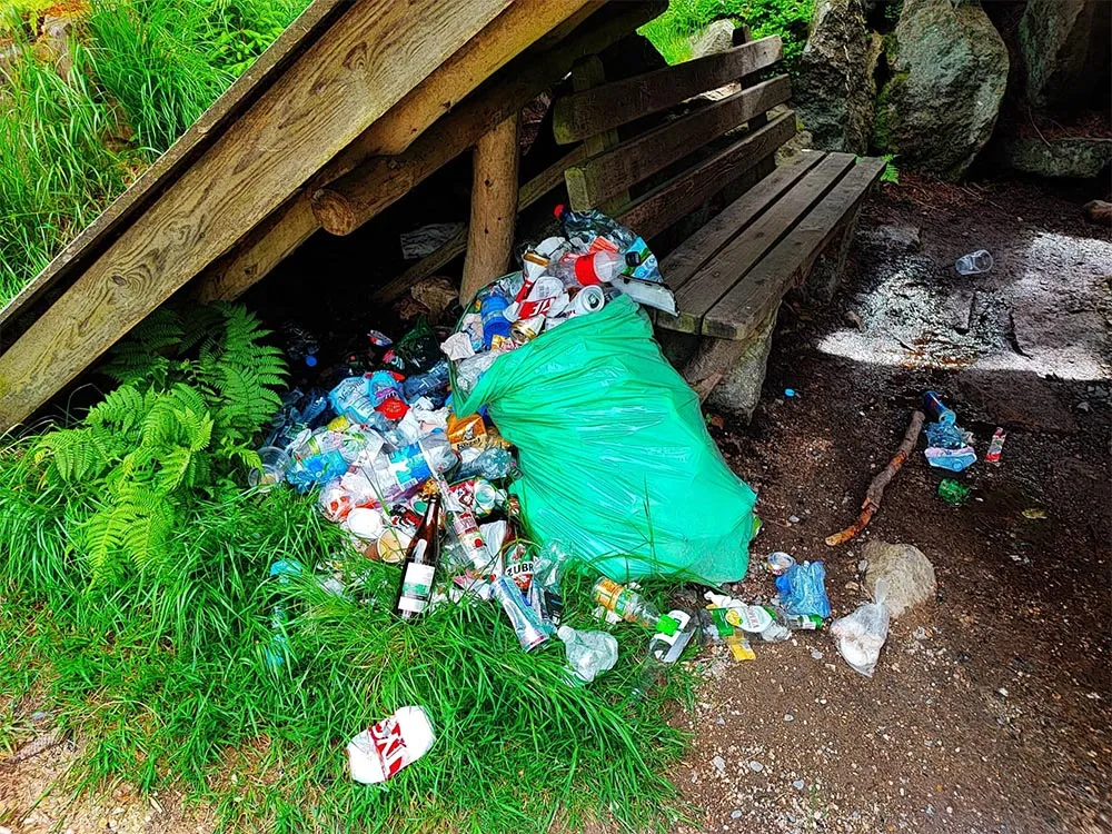 niszczenie szlak&oacute;w g&oacute;rskich erozja śmieci