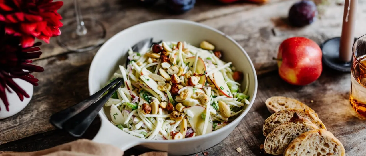 Verschiedene Apfel- und Selleriesorten für Salat