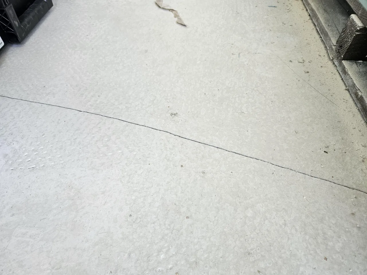 Pęknięta wylewka samopoziomująca