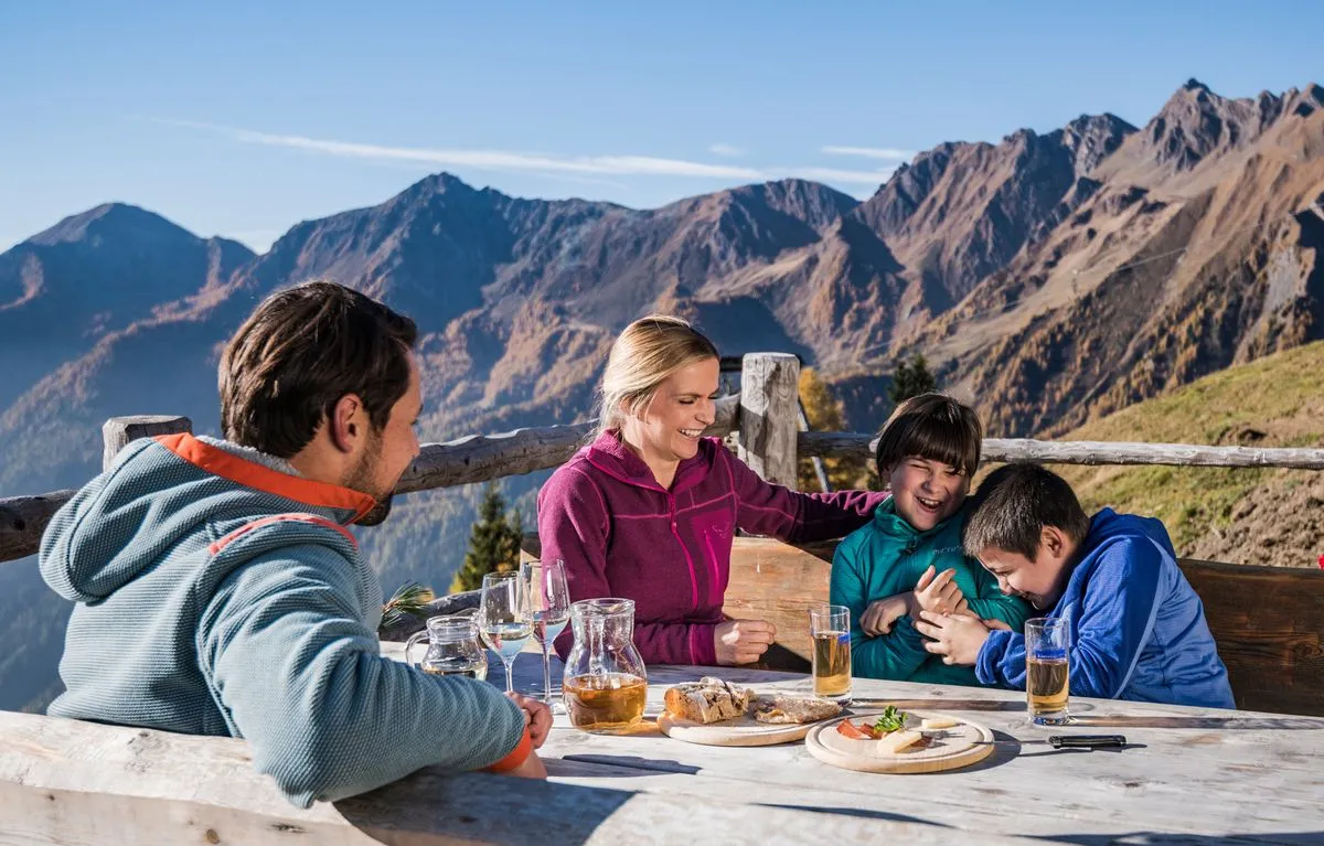 Wanderer lachen am Berg