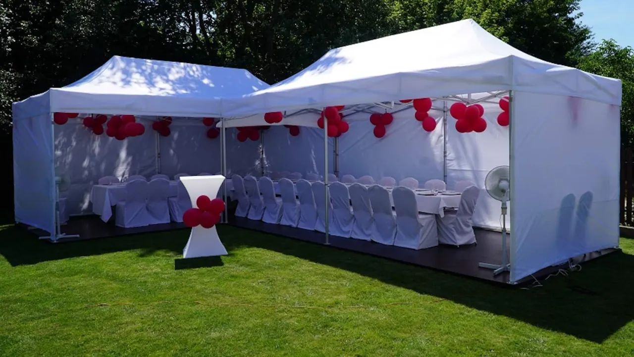 Namiot komunijny w ogrodzie z gośćmi