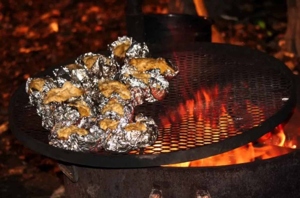 Przygotowanie ziemniaków do pieczenia w ognisku
