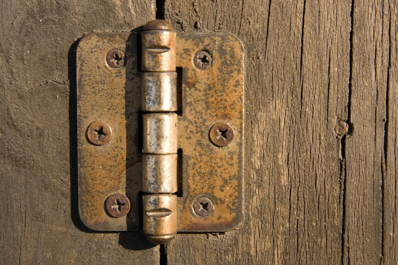 Skrzypiące drzwi zawiasy problem